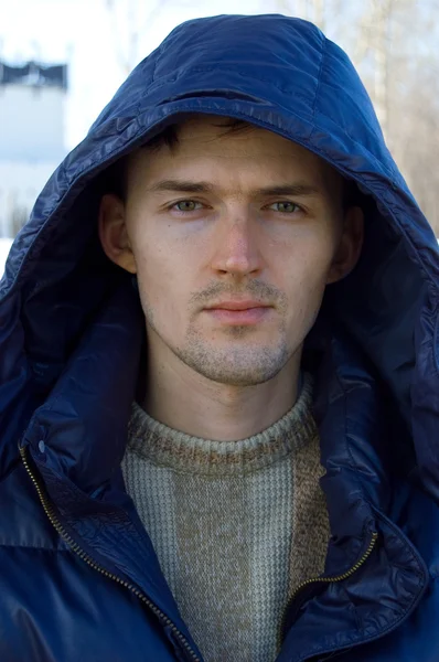 冬の自然に対する若い男性 — ストック写真