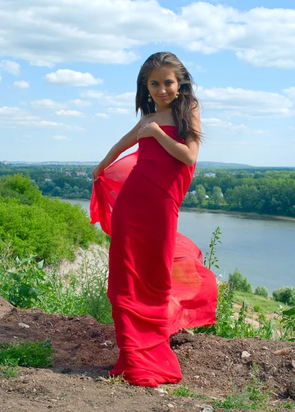 Kırmızı elbiseli güzel kız. — Stok fotoğraf