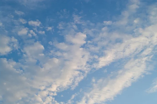 Puesta de sol en un cielo azul nublado — Foto de Stock