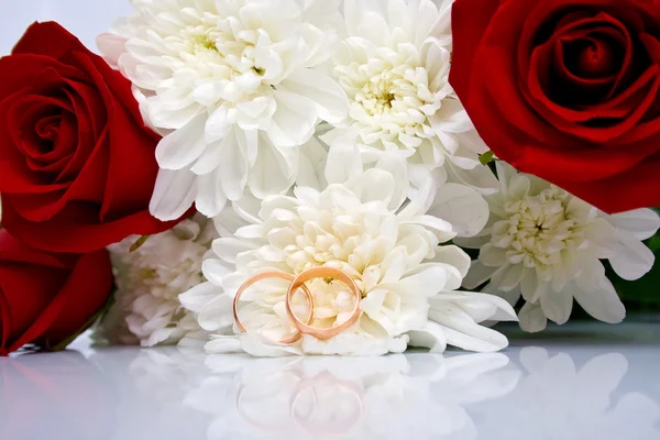 Flowers and rings — Stock Photo, Image