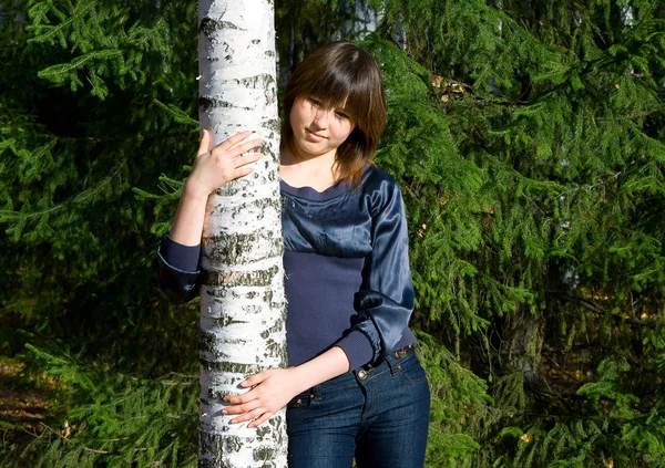 Dívka proti bříza a furtrees — Stock fotografie