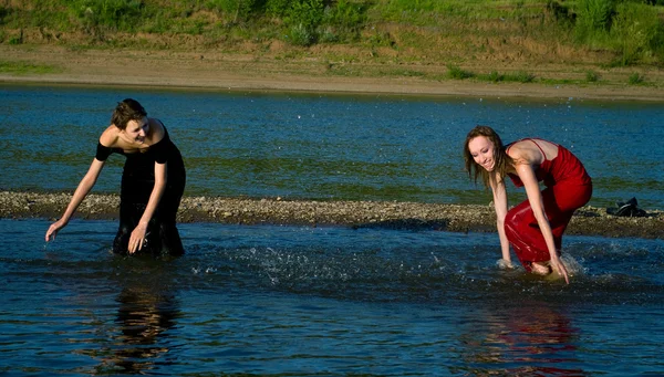 Meisjes spelen met water — Stockfoto
