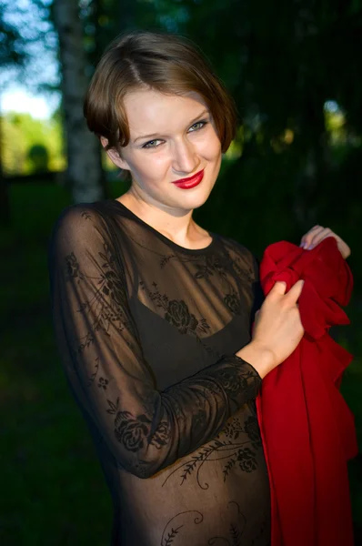 Kobiety w czarnej sukni z czerwonym szalikiem — Zdjęcie stockowe
