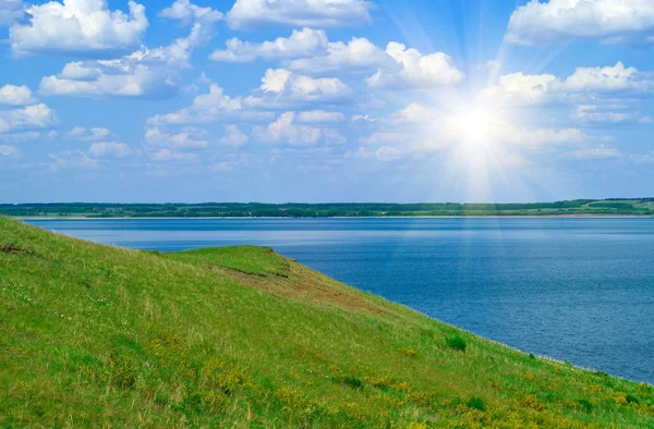 Lugna vatten i sjön och mulen himmel — Stockfoto