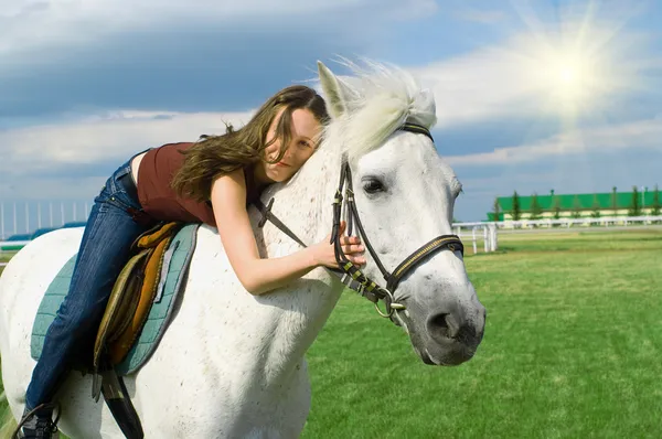 Κορίτσι αγκαλιάζει ένα άσπρο άλογο — Φωτογραφία Αρχείου