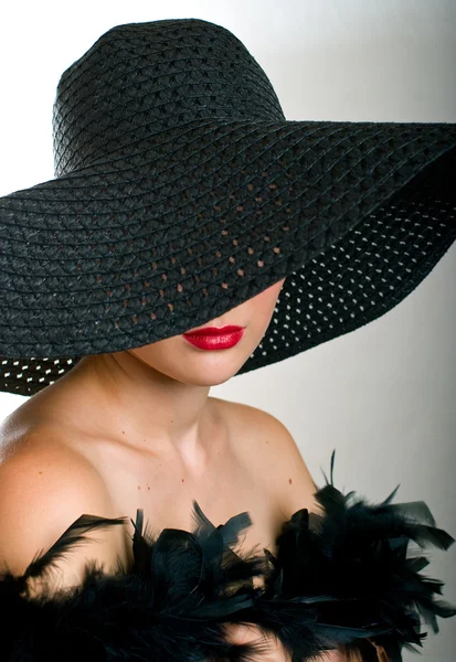 Piękne kobiety w czarny kapelusz i boa — Zdjęcie stockowe