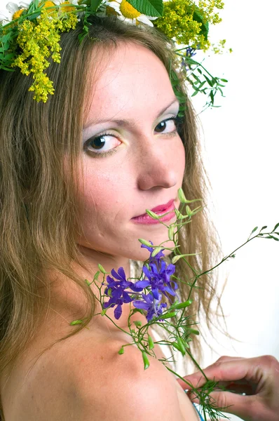 Женщины с цветочным венком — стоковое фото