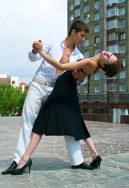 Пара танцующих латиноамериканцев — стоковое фото