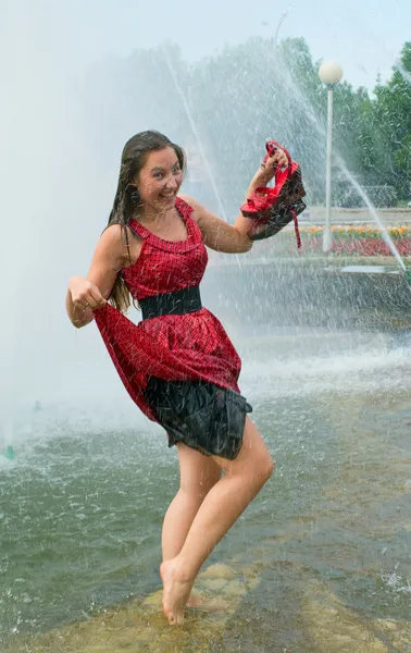 Islak elbiseleri gülen kız — Stok fotoğraf