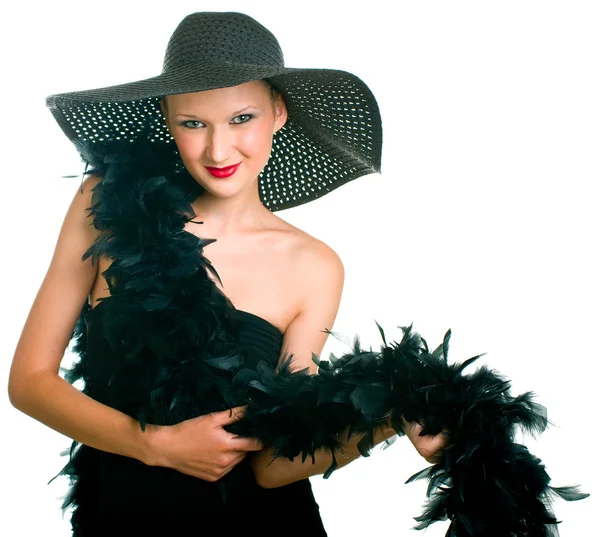 Lachende vrouw in zwarte hoed en boa — Stockfoto