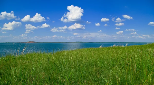 Quiet water of lake and hill — Stock Photo, Image