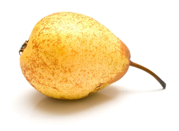 Желтая груша на белом — стоковое фото