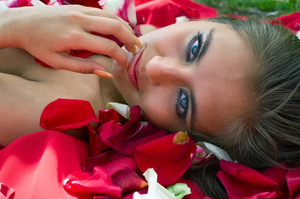 Meisje in roos bloemblad — Stockfoto