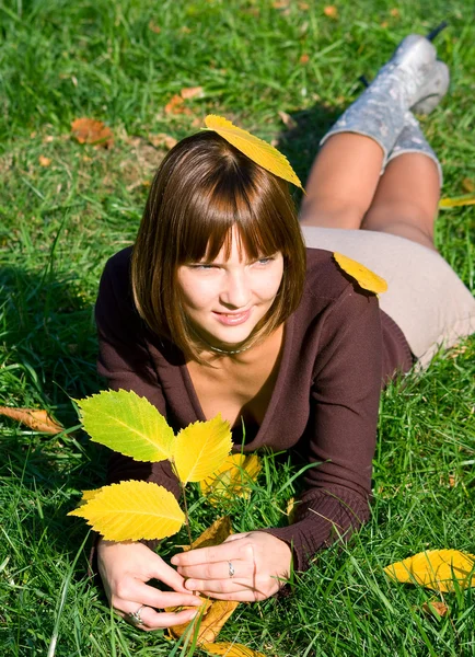 Yeşil çimenlerin üzerinde kız — Stok fotoğraf