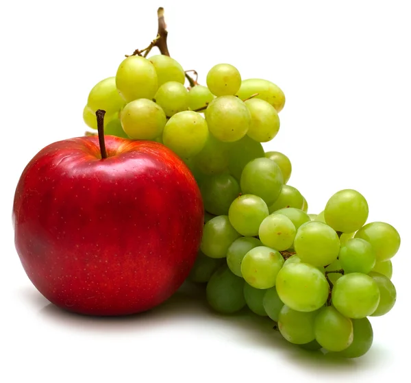 Červené jablko a zelené hrozny — Stock fotografie