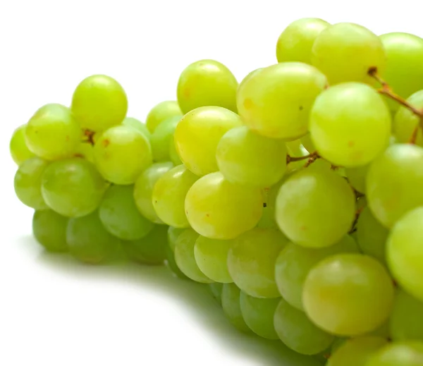 Groene druiven op wit — Stockfoto