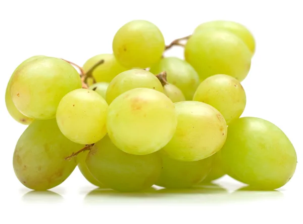 Uvas verdes sobre branco — Fotografia de Stock
