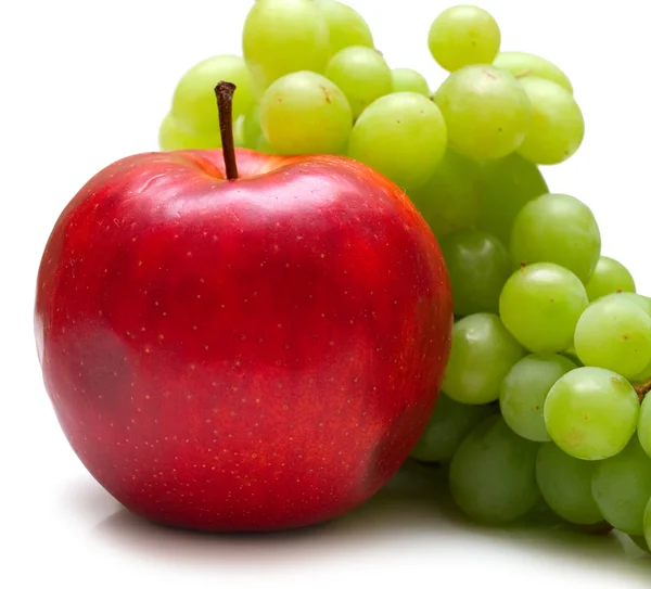 Manzana roja y uvas verdes — Foto de Stock