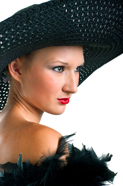 Женщины в черной шляпе и боа
