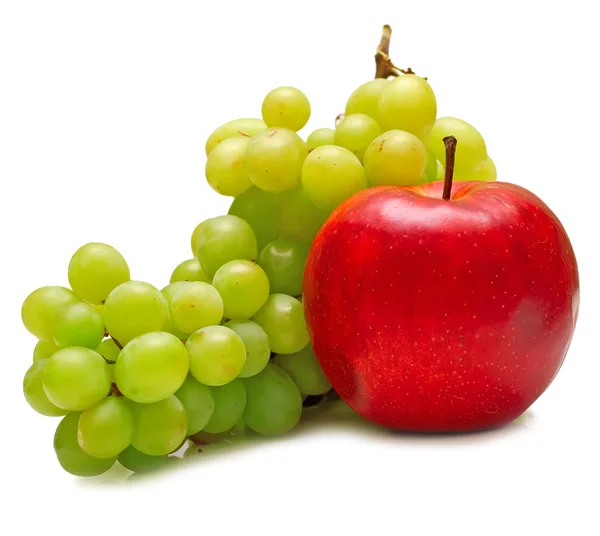 Rode appel en groene druiven — Stockfoto