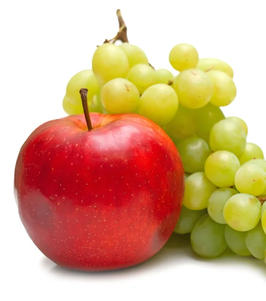 Czerwone jabłko i zielonych winogron — Zdjęcie stockowe