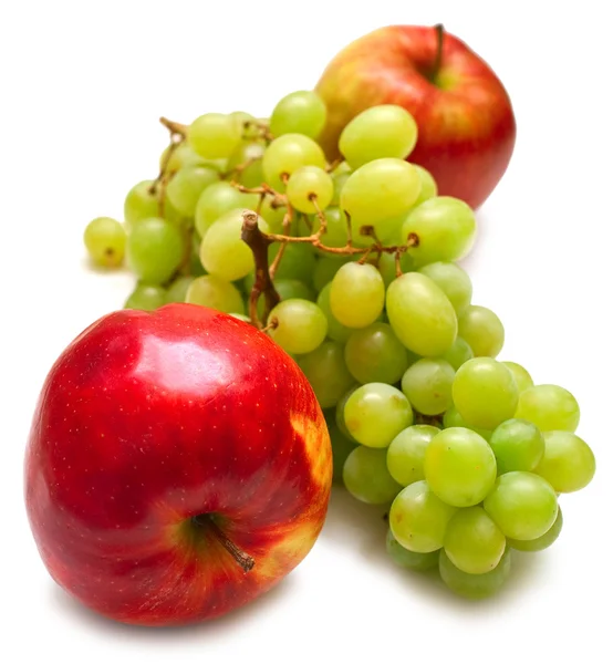 Maçãs vermelhas e uvas verdes — Fotografia de Stock