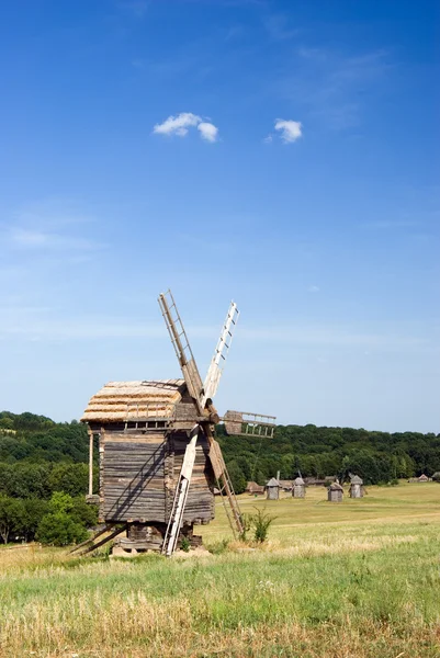 Stare drewniane wiatraki — Zdjęcie stockowe