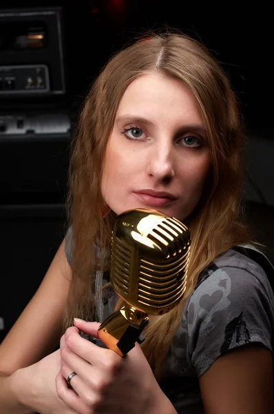 Mulher com microfone — Fotografia de Stock