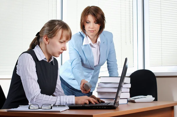 Két nő hivatalban — Stock Fotó