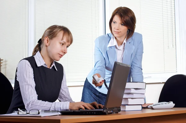 Twee vrouwelijke in office — Stockfoto