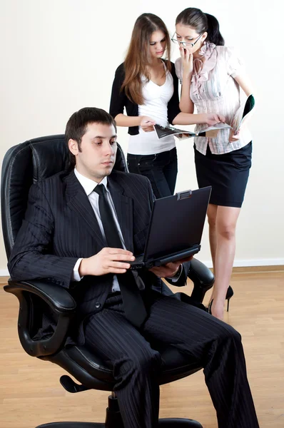Affärsman med medarbetare på baksidan — Stockfoto
