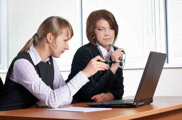 Två kvinnliga i office — Stockfoto