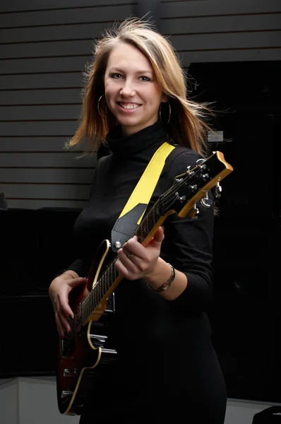 Flicka med gitarr amd mikrofon — Stockfoto