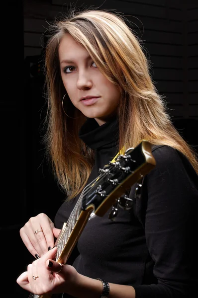 Κορίτσι με κιθάρα amd μικρόφωνο — Φωτογραφία Αρχείου