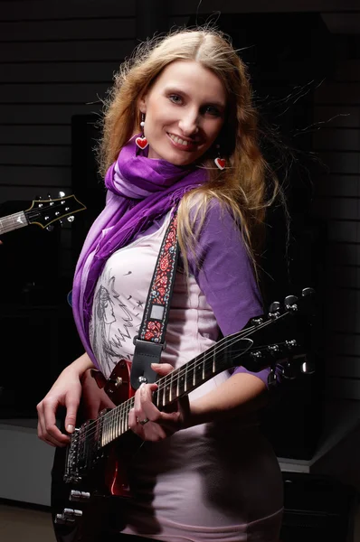 Jovem mulher com guitarra rock — Fotografia de Stock