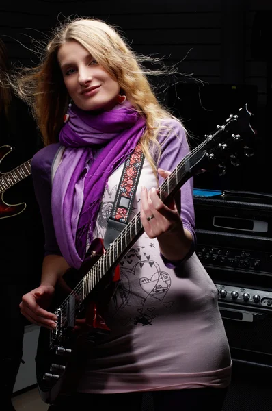 ロックギターと若い女性 — ストック写真