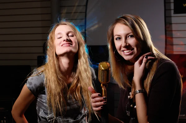 Jovens mulheres com microfone — Fotografia de Stock