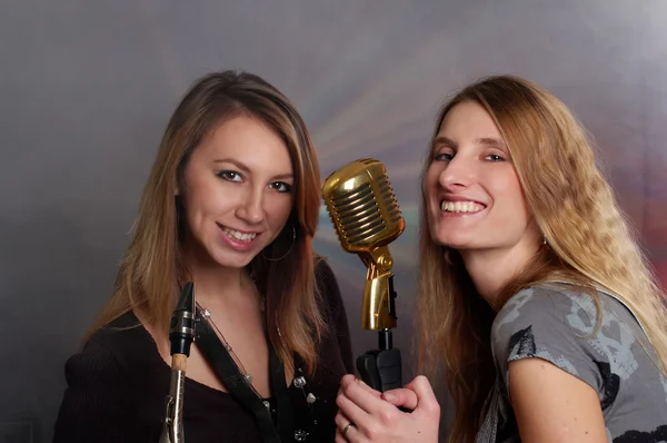 Mujeres jóvenes con micrófono —  Fotos de Stock