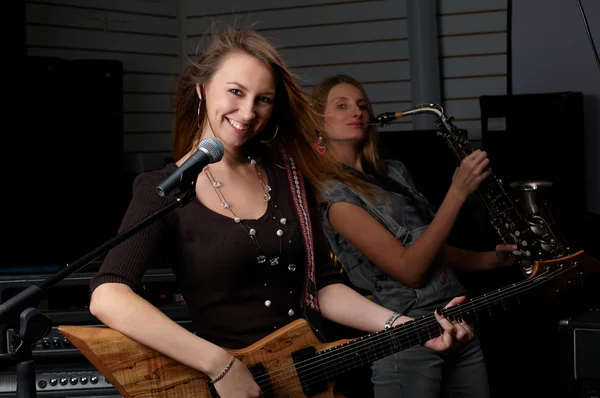 Giovane femmina con chitarra rock — Foto Stock