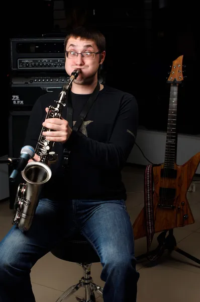 Mężczyzna grać w badaniu na saksofon — Zdjęcie stockowe