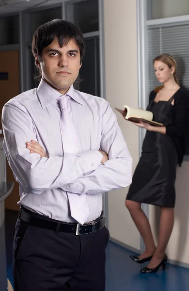Молодий бізнесмен з коледжем в офісі — стокове фото