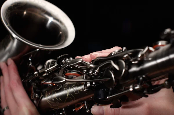 Рука на гудзиках саксофона — стокове фото