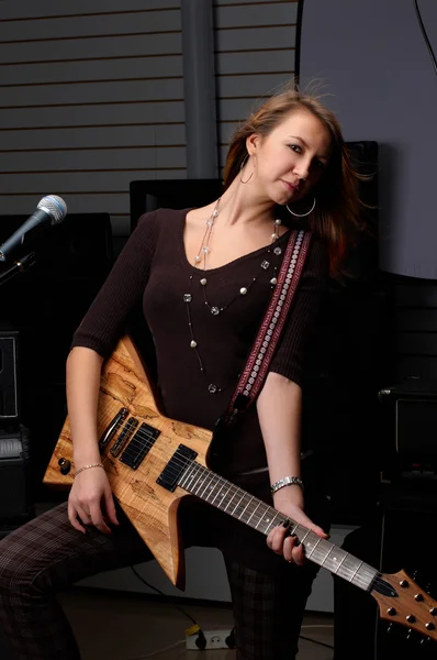 Lány gitár amd mikrofonnal — Stock Fotó