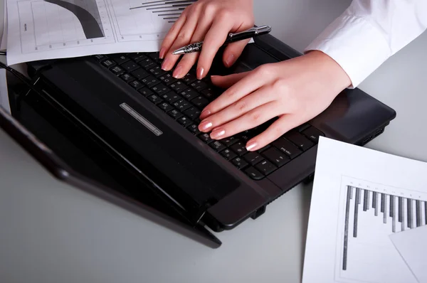 Hände eines jungen Mädchens, das am Laptop arbeitet — Stockfoto