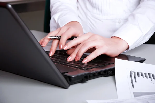 Ręce dziewczynki pracuje na laptopie — Zdjęcie stockowe