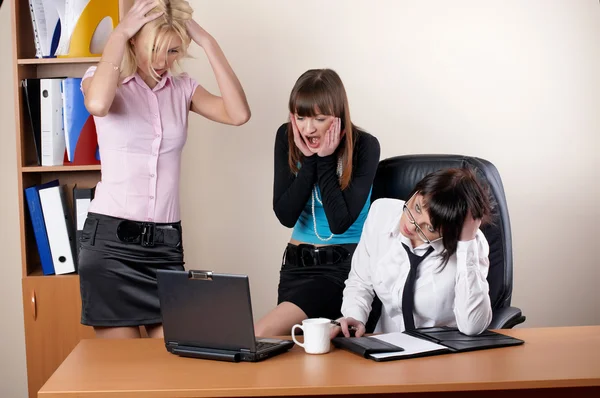 Drei charmante Frauen im Büro — Stockfoto