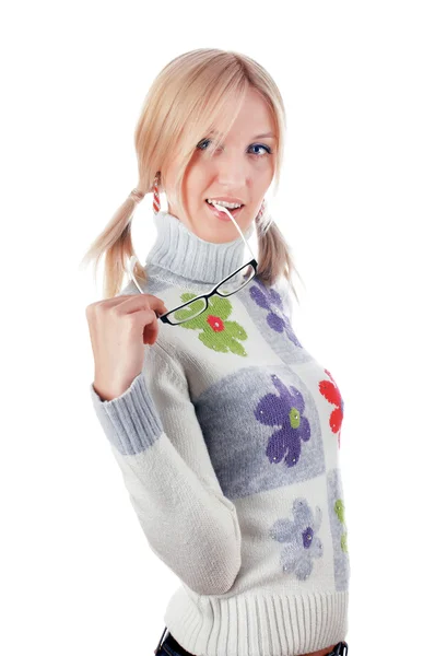 Mooie blonde in een trui met bloemen — Stockfoto