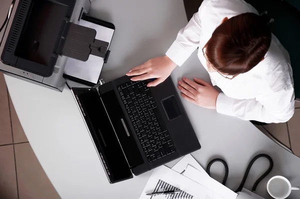 Młody biznes kobieta pracuje na laptopie — Zdjęcie stockowe
