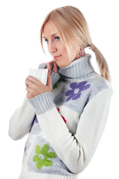 Прекрасная блондинка в свитере с цветами — стоковое фото