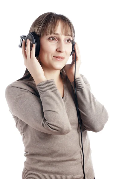 Okouzlující usmívající se dívka poslouchá hudbu — Stock fotografie